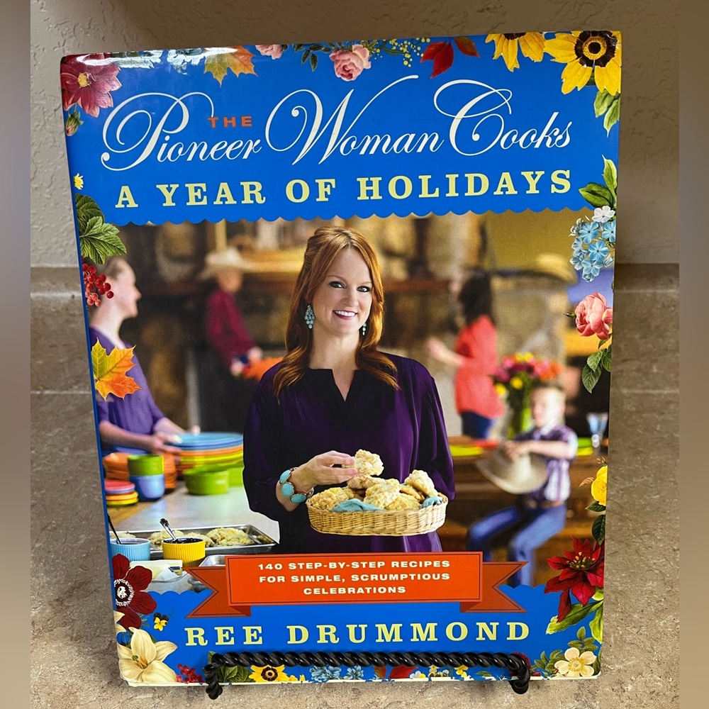 The Pioneer Woman Cooks: A Year of Holidays - Bright Floral Cookbook